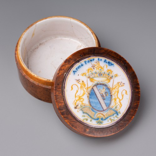 Porcelain & Faience  - Box with the arms of the marquis Pierre de Bernis, Moustiers around 1750