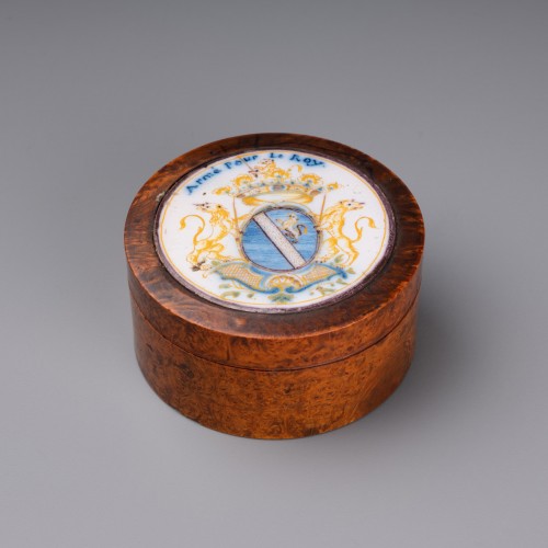Antiquités - Box with the arms of the marquis Pierre de Bernis, Moustiers around 1750