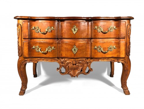 Commode sauteuse en noyer, Pierre Hache à Grenoble vers 1730