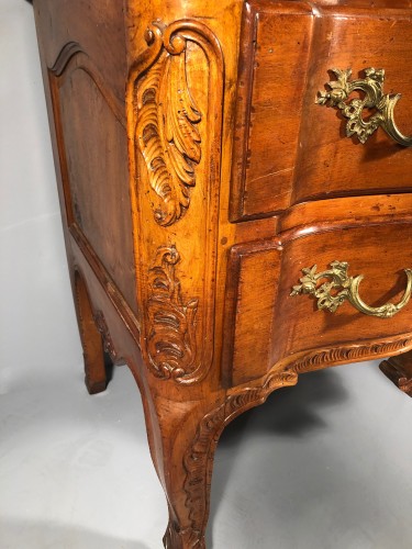 Mobilier Commode - Commode sauteuse en noyer, Pierre Hache à Grenoble vers 1730