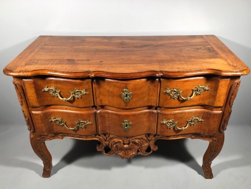 XVIIIe siècle - Commode sauteuse en noyer, Pierre Hache à Grenoble vers 1730