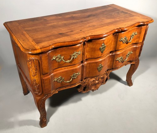 Commode sauteuse en noyer, Pierre Hache à Grenoble vers 1730 - Louis XV