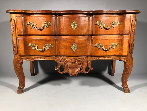 Louis XV - Chest of drawers in walnut, Pierre Hache in Grenoble around 1730