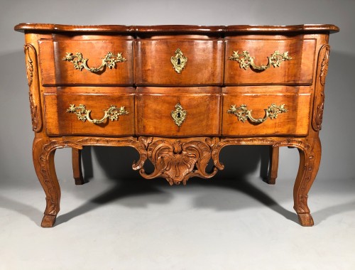 Louis XV - Commode sauteuse en noyer, Pierre Hache à Grenoble vers 1730