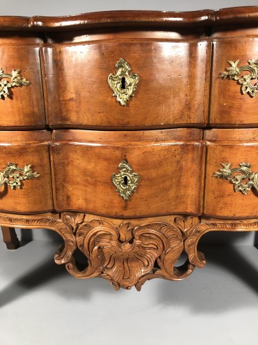 Antiquités - Commode sauteuse en noyer, Pierre Hache à Grenoble vers 1730