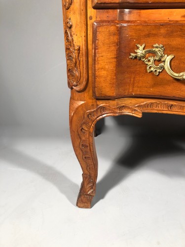 Antiquités - Commode sauteuse en noyer, Pierre Hache à Grenoble vers 1730