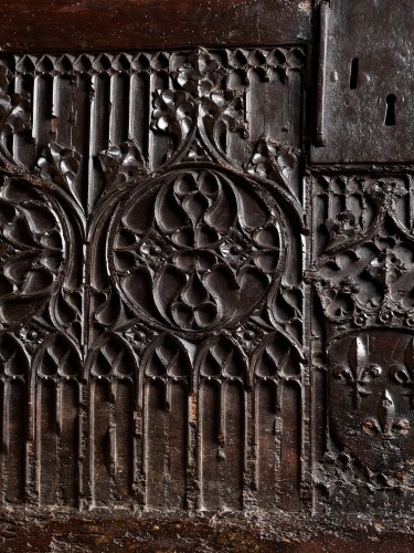 XIe au XVe siècle - Façade de coffre royal en noyer, Val de Loire XVe siècle