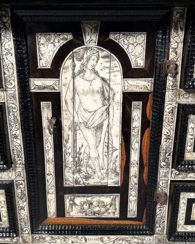 Travel cabinet in ebony, silver and engraved ivory nets, Milan circa 1620 - Furniture Style Louis XIII