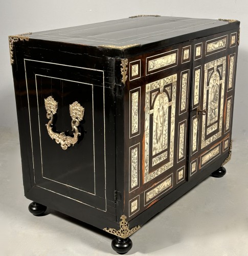 Travel cabinet in ebony, silver and engraved ivory nets, Milan circa 1620 - 