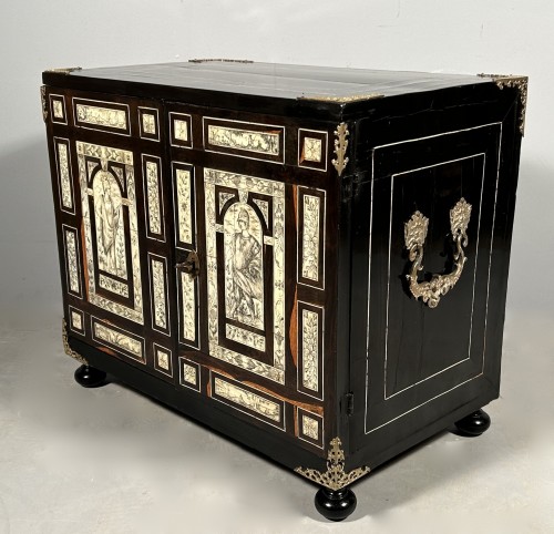 XVIIe siècle - Cabinet de voyage en ébène, argent et filets en ivoire gravé, Milan vers 1620