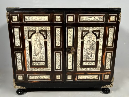 Cabinet de voyage en ébène, argent et filets en ivoire gravé, Milan vers 1620 - Louis XIII