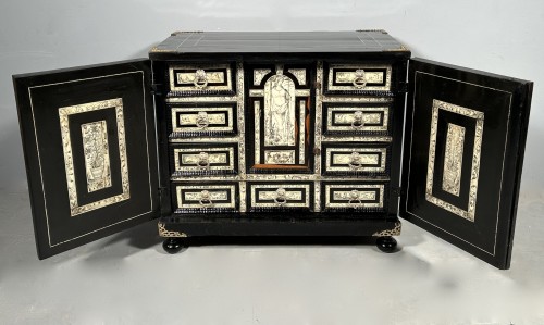 Antiquités - Cabinet de voyage en ébène, argent et filets en ivoire gravé, Milan vers 1620