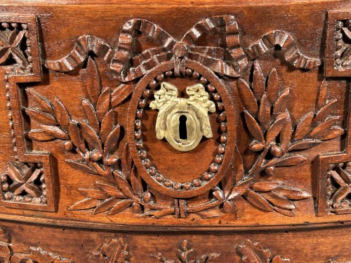 Provence fine commode in walnut, Pierre Pillot in Nîmes around 1775 - Furniture Style Transition