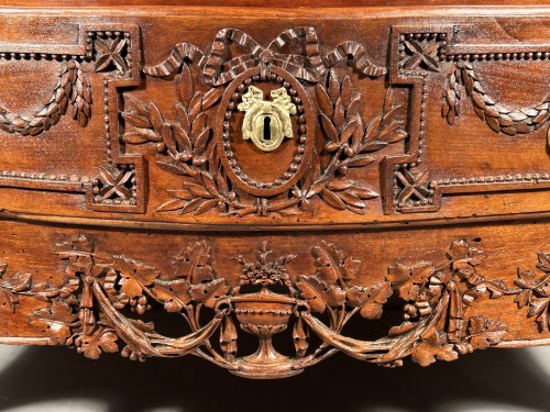 Furniture  - Provence fine commode in walnut, Pierre Pillot in Nîmes around 1775