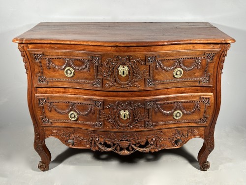18th century - Provence fine commode in walnut, Pierre Pillot in Nîmes around 1775