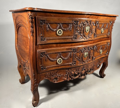 Transition - Provence fine commode in walnut, Pierre Pillot in Nîmes around 1775