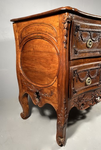 Antiquités - Commode provençale en noyer, Pierre Pillot à Nîmes vers 1775