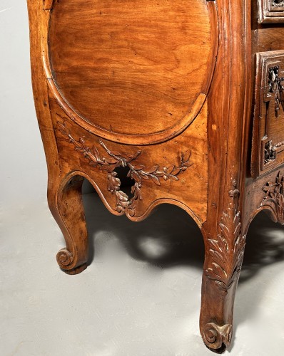 Antiquités - Commode provençale en noyer, Pierre Pillot à Nîmes vers 1775