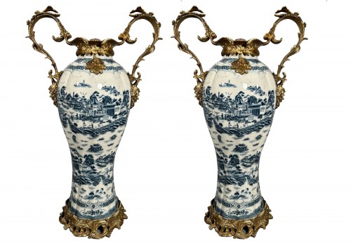 Paire de grands vases en porcelaine et bronze doré, Angleterre 19e siècle