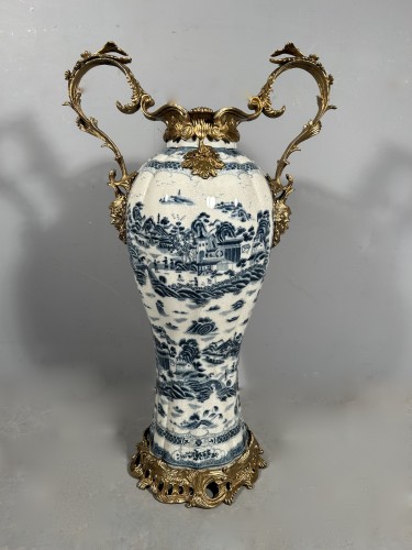Céramiques, Porcelaines  - Paire de grands vases en porcelaine et bronze doré, Angleterre 19e siècle