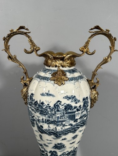XIXe siècle - Paire de grands vases en porcelaine et bronze doré, Angleterre 19e siècle