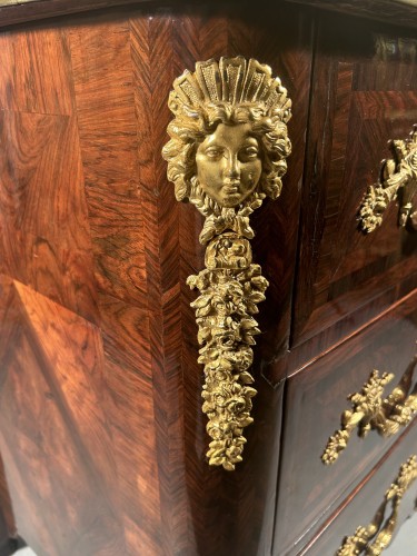 Commode en bois de violette, Paris fin de l’époque Louis XIV - Mobilier Style Louis XIV