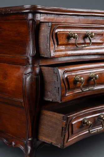 Chef d’oeuvre de maitre ébéniste, La Rochelle époque Louis XV - Objets de Vitrine Style Louis XV