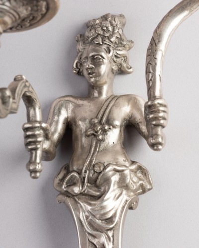 Paire d’appliques aux flores en bronze, Paris vers 1720 - Luminaires Style Régence