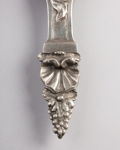 XVIIIe siècle - Paire d’appliques aux flores en bronze, Paris vers 1720