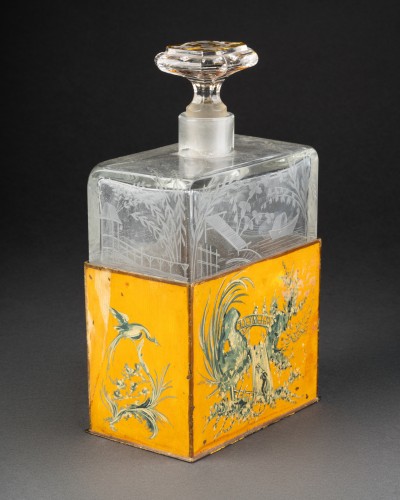 Grand flacon en cristal et vernis martin, Paris époque Louis XV vers 1770 - Verrerie, Cristallerie Style Louis XV