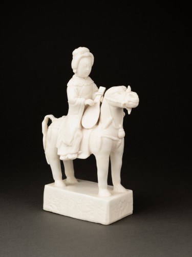 Musicienne à cheval, porcelaine de Chine vers 1700 - Céramiques, Porcelaines Style Louis XIV