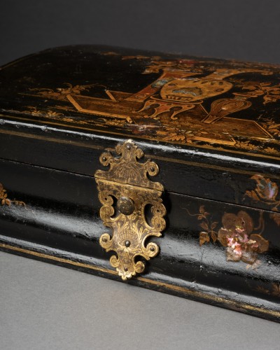 Objets de Vitrine Coffret & Nécessaire - Coffret de toilette en vernis à décor Japonisant vers 1730