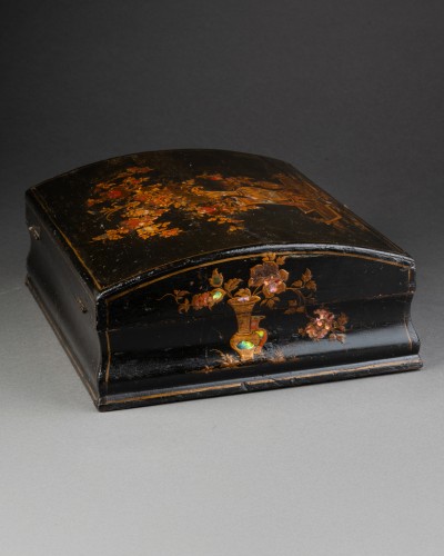 Louis XV - Coffret de toilette en vernis à décor Japonisant vers 1730