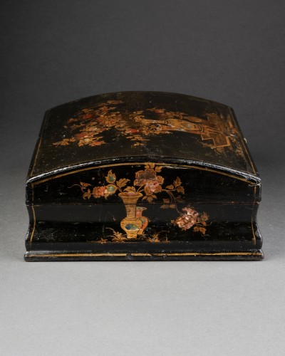 Antiquités - Coffret de toilette en vernis à décor Japonisant vers 1730