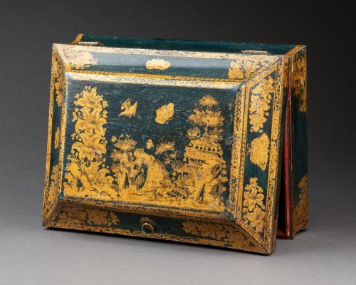 Coffret à perruque en vernis martin à fond bleu, Paris vers 1730 - Objets de Vitrine Style Louis XV