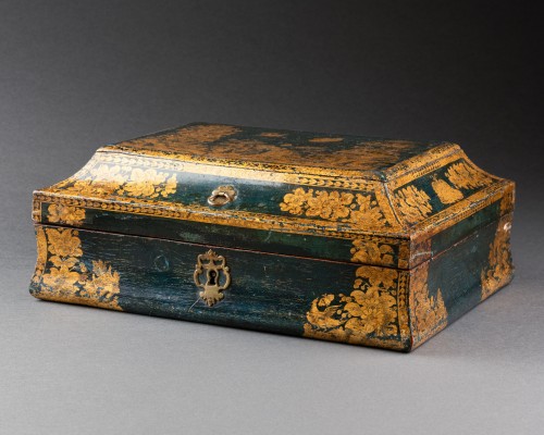 Objets de Vitrine Coffret & Nécessaire - Coffret à perruque en vernis martin à fond bleu, Paris vers 1730