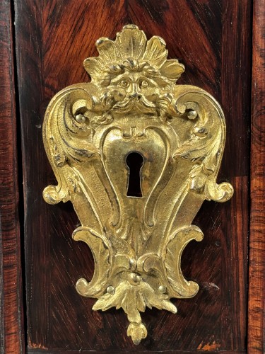 Mobilier Commode - Commode aux espagnolettes attribué à Doirat, Paris époque Régence
