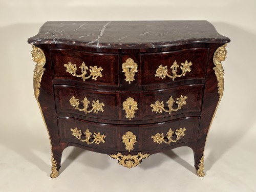 XVIIIe siècle - Commode aux espagnolettes attribué à Doirat, Paris époque Régence