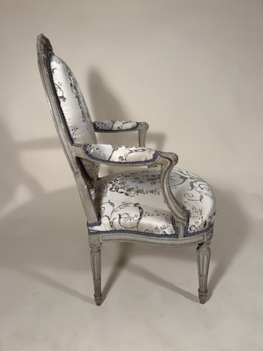 Transition - Paire de fauteuils à dossiers plats par F.N Geny, Lyon vers 1775