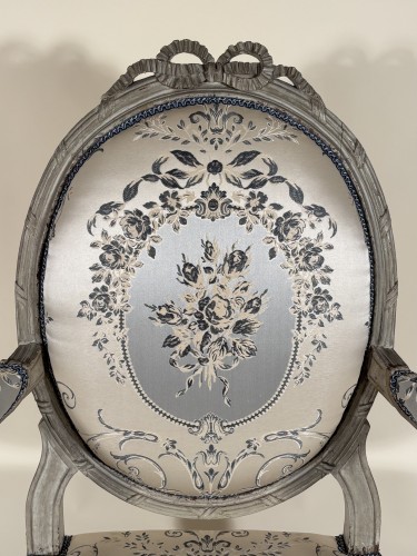 Antiquités - Paire de fauteuils à dossiers plats par F.N Geny, Lyon vers 1775