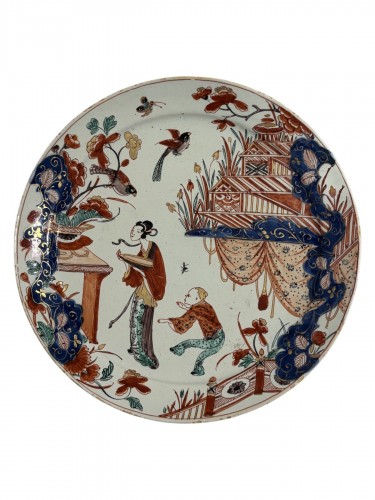 Assiette au chinois en Delft doré, manufacture de Grieksche vers 1700