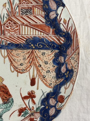 Céramiques, Porcelaines  - Assiette au chinois en Delft doré, manufacture de Grieksche vers 1700