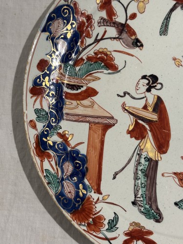 Assiette au chinois en Delft doré, manufacture de Grieksche vers 1700 - Régence