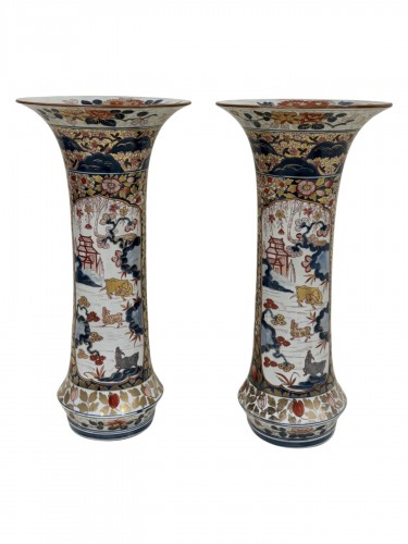 Paire de grands vases d’apparat en porcelaine du Japon Imari