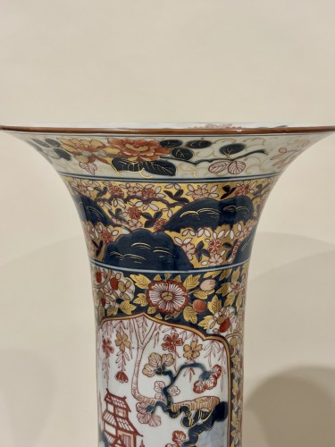 XIXe siècle - Paire de grands vases d’apparat en porcelaine du Japon Imari