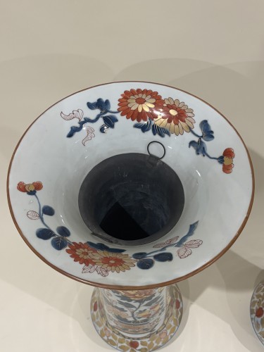 Antiquités - Paire de grands vases d’apparat en porcelaine du Japon Imari