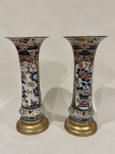Antiquités - Paire de grands vases d’apparat en porcelaine du Japon Imari