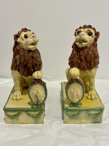 Céramiques, Porcelaines  - Paire de lions en terre vernissée, Apt-Castellet, époque Empire