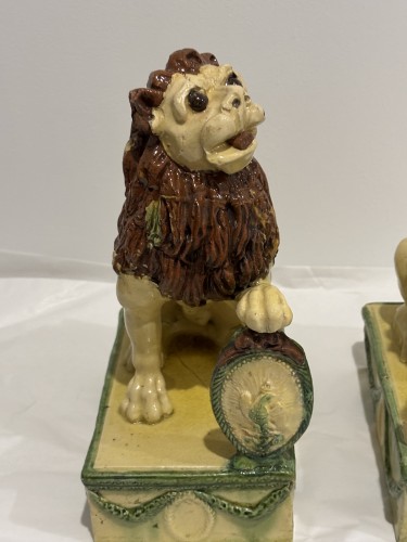 Antiquités - Paire de lions en terre vernissée, Apt-Castellet, époque Empire