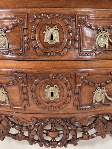 Commode provençale en noyer, Pierre Pillot à Nîmes vers 1775 - Mobilier Style Louis XV